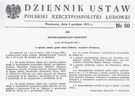 47
wierzchni (przed województwem miejskim łódzkim, zaraz
za województwem stołecznym warszawskim).
Wracając do roku 1972: w ramach przygotowań do zastąpienia
gromad nowymi, większymi gminami, całkowitej
likwidacji szczebla powiatowego (w tym krakowskiego
i sąsiadujących z nim) oraz wprowadzenia w miejsce dotychczasowego
województwa krakowskiego nowej konstrukcji
w postaci województwa miejskiego, zakreślano
granice wprowadzanych nowych gmin przy jednoczesnym
wzmocnieniu terytorialnym samego Krakowa, mającego
być województwem, ale o pomniejszonej powierzchni. To
w tym właśnie tkwi źródło centralnej decyzji o zwiększeniu
jego terytorium oraz wykonawcze zakreślenie granic
w korelacji z nowo tworzonymi przy granicach miasta innymi
gminami.
Poszerzenie granic Krakowa w 1972 roku ze skutkiem
prawnym od 1 stycznia 1973 roku było więc wpisane
w ogólnopaństwową, zasadniczą reformę podziału administracyjnego
kraju, a w ślad za tym sprawowania władzy
i administracji państwowej.
Pełny tekst rozporządzenia Rady Ministrów z 30 listopada 1972 roku w sprawie zmiany granic miasta Krakowa,
Poznania i Wrocławia, opublikowanego w Dzienniku Ustaw z 1972 roku, Nr 50, poz. 323
(z zasobów Urzędu Miasta Krakowa)