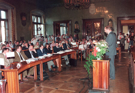 Posiedzenie inauguracyjne II kadencji Rady Miasta Krakowa 4 lipca 1994 roku – na górnym zdjęciu
obrady prowadzi radny senior Ludwik GÓRSKI (nr 5786), na dolnym przemawia
prezydent miasta, radny Józef LASSOTA (nr 5809).