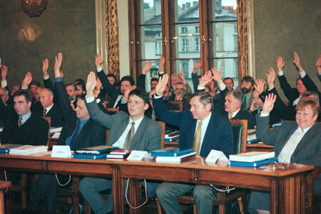 Posiedzenie inauguracyjne III kadencji Rady Miasta Krakowa 29 października 1998 roku –
obrady otwierał i do wyboru przewodniczącego Rady prowadził
radny senior Cezary URBAŃCZYK (nr 5935).