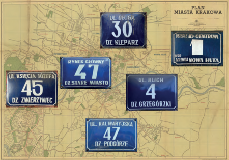 Na planach Krakowa z lat 1957 oraz 1979 tabliczki orientacyjne odzwierciedlające zmienny podział
administracyjny miasta w zasadniczej części drugiej połowy XX w. I tak:
• na pierwszym z prezentowanych planów tabliczki obowiązujące w latach 1954–1972, gdy Kraków podzielony był
na 6 dzielnic administracyjnych, uwidocznionych na tych tabliczkach (dzielnice nie miały wówczas swojej numeracji);
• na drugim z tych dwóch planów tabliczki obowiązujące w latach 1973–1991, gdy miasto podzielone było
na 4 dzielnice administracyjne (także i wtedy dzielnice nie były ponumerowane).