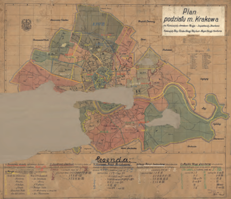 Odnaleziony w 2010 r. w piwnicach Pałacu Wielopolskich (siedziby Magistratu), mocno zniszczony, niekompletny Plan podziału m. Krakowa
na Komisariaty obwodowe – Parafie – Inspektoraty Skarbowe – Komisariaty Policji Państw. – Okręgi Policji bud. – Miejsk. Okręgi
Sanitarne. Plan ten wykonało w 1929 r. Biuro Pomiarowe Budownictwa Miejskiego. Za podkład posłużył wydany w roku 1925 Plan orientacyjny
stoł. król. miasta Krakowa, oryginalnie zawierający już podział miasta na dzielnice katastralne, wyróżnione kolorami (był on aktualizacją
wydanego w 1916 r. przez ówczesne Budownictwo Miejskie planu pod tym samym tytułem). Na podkładzie tym doklejono nową nazwę
planu, ręcznie wytyczono linie graniczne jednostek 6 podziałów miasta (podział katastralny istniał już oryginalnie) oraz doklejono szczegółową
legendę, także ręcznie wypisaną. Ta technika wskazuje, że powstał tylko jeden tego rodzaju plan, najwyżej kilka egzemplarzy – odnaleziony
egzemplarz ma więc walor unikatu.
Na planie tym zobrazowano podziały miasta na:
• dzielnice katastralne – 22 jednostki podziału (różnobarwne płaszczyzny z rzymską numeracją),
• obwody administracyjne („komisariaty obwodowe”) – 9 jednostek podziału (czerwone linie graniczne),
• parafie – 14 jednostek podziału (żółte linie graniczne),
• inspektoraty skarbowe – 3 jednostki podziału (fioletowe linie graniczne),
• komisariaty Policji Państwowej – 6 jednostek podziału (niebieskie linie graniczne),
• okręgi Policji Budowlanej – 4 jednostki podziału (białe linie graniczne),
• miejskie okręgi sanitarne – 12 jednostek podziału (zielone linie graniczne).
Zatem na jednym planie miasta pomieszczono aż 7 podziałów terytorialnych miasta, wśród nich:
– 4 podziały administracyjne, w tym 1 podział ogólny na dzielnice administracyjne pomocnicze (obwody),
i 3 podziały specjalne (dla skarbowości, policji nadzoru budowlanego i służb sanitarnych),
– 2 podziały nieadministracyjne, to jest katastralny oraz na parafie
(Plan przekazano Archiwum Zakładowemu Urzędu Miasta Krakowa, otrzymał nr inw. spis 5607/1).