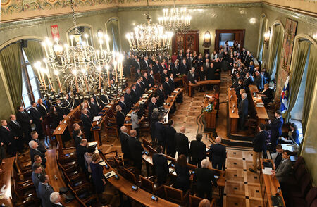 Posiedzenie inauguracyjne VIII kadencji Rady Miasta Krakowa 21 listopada 2018 roku –
obrady otwierała i do wyboru przewodniczącego Rady prowadziła radna seniorka
Teodozja MALISZEWSKA (nr 6140), nazwiska radnych podczas aktu ślubowania
odczytywała najmłodsza wiekiem radna Nina GABRYŚ (nr 6282).