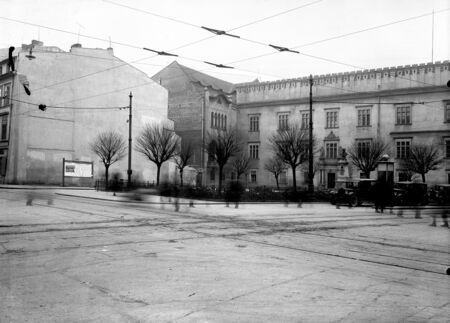 Na fotografii z 1939 roku Pałac Wielopolskich; po lewej stronie na narożniku ul. Grodzkiej i pl. Wszystkich Świętych
miejsce po właśnie wyburzonej kamienicy „Pod Lipką” – dopiero w roku 2007 powstanie tu Pawilon Wyspiańskiego,
obiekt wystawienniczy według projektu architekta Krzysztofa Ingardena.