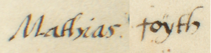 Fragment dokumentu wydanego w 1533 roku w Kazimierzu, w którym burmistrz i rajcy kazimierscy potwierdzili statut cechu
kazimierskich tkaczy i barchanników, wydanego w roku 1457 przez burmistrza i rajców miasta Kazimierza, z Maciejem
Foythem w składzie – oraz zbliżenie zapisu imienia (Archiwum Narodowe w Krakowie, sygn. perg. 513)