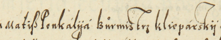 Z księgi radzieckiej Kleparza obejmującej lata 1569–1573: początkowy fragment wpisu z 1572 roku dokumentującego
przedstawienie radzie miejskiej przez ówczesnego burmistrza Macieja Pękalię zgłoszonej mu skargi Bartosza Foxa, mieszczanina
krakowskiego i karczmarza, na Macieja Brzezinę i jego żonę w sprawie rozliczeń za dostarczone piwo – oraz zbliżenie
zapisu imienia i funkcji (Archiwum Narodowe w Krakowie, sygn. KL 28, s. 545)