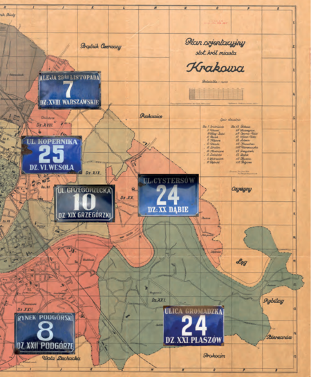 Krakowa przyłączono szereg terenów, z których utworzono nowe dzielnice katastralne, o kolejnych numerach
od XIII do LII. W miarę integrowania tych nowych dzielnic z organizmem miejskim i tam pojawiły się tabliczki
z numerami domów według tego wzoru. Sytuacja zmieniła się w związku z wprowadzeniem w 1954 r.
podziału administracyjnego miasta na 6 dzielnic oraz zlikwidowaniem w 1955 r. podziału miasta na dzielnice
katastralne – wówczas to wprowadzono nowy wzór tabliczek z nazwami nowych dzielnic
(plan miasta: Biblioteka Jagiellońska, sygn. M 41/95)