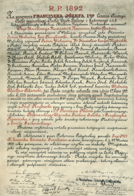 Dokument sporządzony w 1892 na pergaminie, uwieczniający uroczystość poświęcenia i oddania do publicznego użytku przebudowanego gmachu
magistratu Podgórza (Archiwum Narodowe w Krakowie, sygn. 1117)