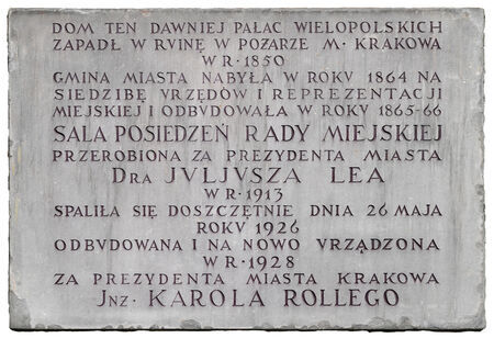 Tablica pamiątkowa wmurowana w ścianę północnego skrzydła Pałacu Wielopolskich
od strony dziedzińca w związku z obudową budynku po zniszczeniach z 1926 roku.