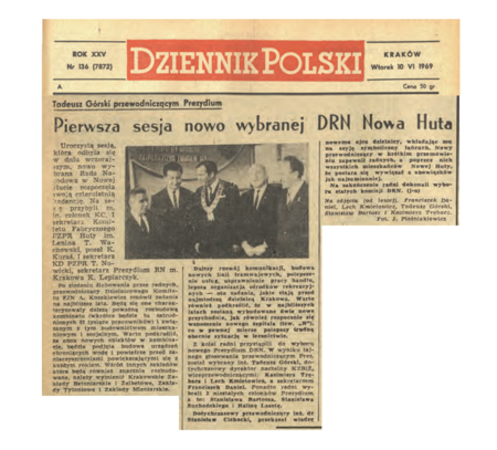 Z notki prasowej relacjonującej przeprowadzoną 9 czerwca 1969 r. sesję Dzielnicowej Rady Narodowej Nowa Huta: Dotychczasowy przewodniczący inż. dr Stanisław Cichocki, przekazał władzę nowemu ojcu dzielnicy, wkładając mu na szyję symboliczny łańcuch. Na towarzyszącej notce fotografii nowy przewodniczący
prezydium nowohuckiej DRN Tadeusz Górski już z insygnium dzielnicowej władzy („Dziennik Polski” z 10 czerwca 1969 r., nr 136, s. 6)