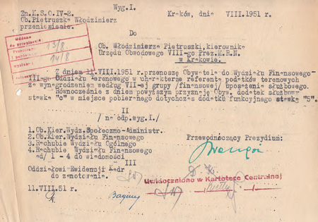 Z akt prezydialnych dokument z roku 1951 – podpisane przez przewodniczącego Prezydium
Miejskiej Rady Narodowej Marcina Waligórę przeniesienie dotychczasowego kierownika Urzędu
Obwodowego VIII Włodzimierza Pietruszki na stanowisko referenta podatków terenowych
(Archiwum Zakładowe Urzędu Miasta Krakowa)