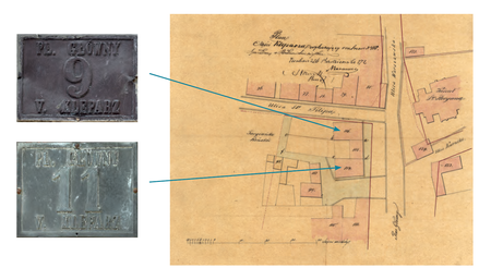 Przy pl. Matejki pod numerami 9 i 11 znajdują się budynki z tabliczkami orientacyjnymi jeszcze z XIX w., ale nadal prawidłowo
wskazującymi numerację, choć nazwa placu odmienna, a i nazwa dzielnicy także inna. Stojące tam dawniej domy od
roku 1859 miały odpowiednio numery 116 i 114 w dzielnicy katastralnej V Kleparz. Ta wschodnia część dawnego Rynku
miasta Kleparza nazywała się wówczas pl. Głównym. Z dniem 3 lutego 1881 r. wprowadzono nowe ponumerowanie domów
i nowy wzór tabliczek orientacyjnych (DzRMK 1881, nr 1, s. 2–3) – wówczas numery 116 i 114 zastąpiono numerami
9 i 11, a na nowych tabliczkach, zgodnie z wzorcem, podano nazwę „pl. Główny”. Już 6 listopada 1882 r. Rada Miasta przemianowała
pl. Główny na pl. Matejki (DzRMK 1882, nr 7), tabliczek jednak nie zmieniono, i to do dzisiaj. Wiemy zatem,
że tabliczki te powstały i zostały przywieszone po 3 lutego 1881 r., a przed 6 listopada 1882 r., liczą sobie zatem nieco ponad
135 lat i nadal służą. Powyżej mapka sytuacyjna z 1872 r. oraz omawiane tutaj tabliczki – na tabliczce z nr. 11 widoczne są
ślady białego tła wprowadzonego regulacją z 1881 r. (plan sytuacyjny: Archiwum Narodowe w Krakowie, sygn. Kr 7301, nlb)