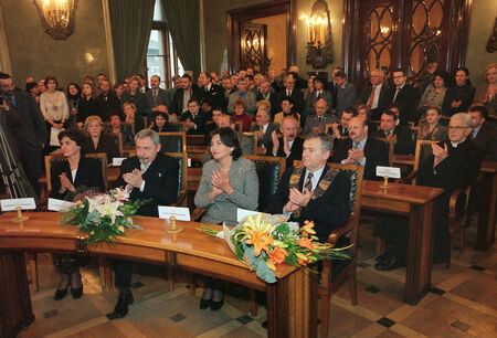 Posiedzenie inauguracyjne IV kadencji Rady Miasta Krakowa 19 listopada 2002 roku, do czasu wyboru przewodniczącego
Rady prowadzone przez radnego seniora Jana KOWALÓWKĘ (nr 5989) – na górnym zdjęciu w pierwszym rzędzie
widoczny radny Józef LASSOTA (nr 5809), prezydent miasta w latach 1992–1998, na dolnym zdjęciu z przodu
od prawej strony ustępujący prezydent miasta Andrzej Gołaś z małżonką Aliną oraz nowo wybrany w wyborach
bezpośrednich prezydent miasta Jacek MAJCHROWSKI (nr 6070) z małżonką Barbarą.