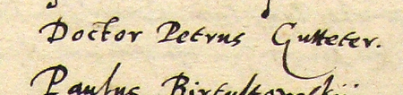 Z księgi radzieckiej obejmującej lata 1567–1575 strony 320–321 z wykazem rajców urzędujących nominowanych
na rok 1571, wśród których znajduje się Piotr Gutteter – oraz powiększenie zapisu imienia i tytułu naukowego
(Archiwum Państwowe w Krakowie, sygn. rkps 446, s. 320–321)