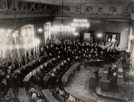 Rok 1934, w dniu 9 czerwca uroczyste posiedzenie Rady Miejskiej w ramach obchodów 100. rocznicy wydania Pana Tadeusza; na miejscach
prezydialnych widoczni wiceprezydent Stanisław KLIMECKI (nr 2919) przewodniczący sesji w zastępstwie prezydenta Mieczysława
KAPLICKIEGO (nr 2887), przed nim wiceprezydenci Ignacy LANDAU (nr 2499) i Stanisław SKOCZYLAS (nr 3275). Po zakończeniu
sesji radni i goście przemaszerowali na Wawel, do znajdującej się w tamtejszej katedrze krypty z sarkofagiem Adama Mickiewicza.