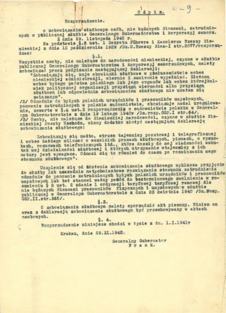 Odpis rozporządzenia z 1940 roku o zobowiązaniu służbowym osób niebędących Niemcami, zatrudnionych w publicznej służbie Generalnego
Gubernatorstwa i korporacjach samorządowych – tu formuła specjalnej deklaracji lojalnościowej względem władz okupacyjnych; sołtysi
gromad byli na etatach w gminach zbiorczych i przed tym dylematem złożenia „lojalki” stanęli na równi z innymi polskimi urzędnikami, tak
w gromadach, gminach, w starostwie czy w krakowskim Magistracie, jak i na terenie całego Gubernatorstwa
(Archiwum Narodowe w Krakowie, sygn. 29/1077/5, s. 9)