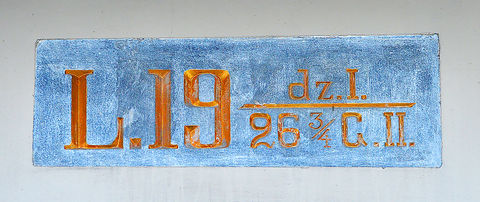 Fot. 25. Kamienica przy Rynku Głównym 25. Od 1858 r. obowiązywał w Krakowie nowy podział katastralny, w miejsce 11 gmin katastralnych wprowadzono 8 dzielnic katastralnych. Połączono to ze zmianą ponumerowania domów w mieście – nowa numeracja poprowadzona została od numeru 1 dla każdej z dzielnic katastralnych z osobna. Postanowiono, że na tabliczkach wyrażających liczbę domu, ma być zamieszczona pod liczbą nową, i dawna liczba domu oraz Gminy […] tablice z nazwami lub liczbami, w każdej z 8miu części Miasta odmiennego będą koloru (vide s. 39). Przedstawione wyżej dwie tabliczki kamienne dowodzą, że może niezbyt ściśle przestrzegano tego zapisu, jednak czytelne jest, że przy ul. Krupniczej numerowi 104 w Gminie IX nadano nowy numer 19B ze wskazaniem przynależności do nowej Dzielnicy IV (Piasek), a kamienicy przy Rynku Głównym o dawnym numerze 263/4 w Gminie II nadano nowe oznaczenie: numer 19 w Dzielnicy I (Miasto właściwe). Co do kolorów tablic z nazwami ulic i numerami domów, to Magistrat przydzielił je dzielnicom katastralnym w następujący sposób: I Miasto właściwe – tablice białe, II Zamek – tablice różowe, III Nowy Świat – tablice niebieskie, IV Piasek – tablice żółte, V Kleparz – tablice czerwone, VI Wesoła – tablice zielone, VII Stradom – tablice fioletowe oraz VIII Kazimierz – tablice pomarańczowe. Na zdjęciach powyżej widzimy zachowane tablice kamienne, jednak co do zasady tablice były metalowe (cynowe), odpowiednio kolorowane (wedle wymienionego wyżej klucza). O tym, że przestrzegano przyjętej kolorystyki, świadczy treść pochodzącego z 1877 r. wewnątrzmagistrackiego zapotrzebowania na nowe tablice (Archiwum Narodowe w Krakowie, sygn. Kr 7534, nlb). Numeracja z roku 1858 i odpowiadające jej tabliczki orientacyjne przetrwały do roku 1881.