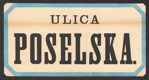 Fot. 26. W roku 1881 Rada Miasta Krakowa, utrzymując dotychczasowy podział na 8 dzielnic katastralnych (jedynie Dzielnicę I w miejsce nazwy „Kraków” nazwano „Śródmieściem”), wprowadziła nowe zasady ponumerowania orientacyjnego domów w mieście. Zasady te przetrwały do dzisiaj: numeracja domów ulicami (a nie dzielnicami katastralnymi, jak poprzednio), początek numerowania od strony bliższej Rynkowi Głównemu (na Stradomiu bliższej ul. Stradomskiej, na Kazimierzu bliższej ul. Krakowskiej), numery nieparzyste po prawej stronie. Wprowadzono jednolite dla całego miasta kolory tabliczek z nazwami ulic i tabliczek orientacyjnych z numerami domów: litery i cyfry koloru czarnego, tło białe, obwódki tablic niebieskie (DzRMK 1881, nr 1, s. 2–3). Przydzielone wówczas nowe numery domów pozostały już z reguły niezmienione do naszych czasów (zmiany w przynależności dzielnicowej ulic nie miały znaczenia dla numeru domu), natomiast sam wzór tabliczek wprawdzie był aktualny jeszcze w okresie okupacji, jednak już w okresie międzywojennym podlegał wymianie na znany nam co do kolorystyki z codzienności wzór nowy, z białymi literami i cyframi na niebieskim tle, z białą obwódką. Powyżej: 1) z akt magistrackich zatwierdzony w 1881 r. wzór tabliczki z nazwą ulicy.