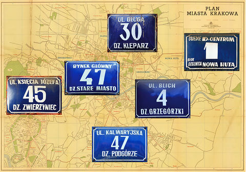 Fot. 39. Na planach Krakowa z lat 1957 oraz 1979 tabliczki orientacyjne odzwierciedlające zmienny podział administracyjny miasta w zasadniczej części drugiej połowy XX w. I tak:
• na pierwszym z prezentowanych planów tabliczki obowiązujące w latach 1954–1972, gdy Kraków podzielony był na 6 dzielnic administracyjnych, uwidocznionych na tych tabliczkach (dzielnice nie miały wówczas swojej numeracji);
• na drugim z tych dwóch planów tabliczki obowiązujące w latach 1973–1991, gdy miasto podzielone było na 4 dzielnice administracyjne (także i wtedy dzielnice nie były ponumerowane).