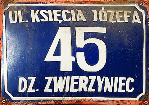 39a. Na planach Krakowa z lat 1957 oraz 1979 tabliczki orientacyjne odzwierciedlające zmienny podział administracyjny miasta w zasadniczej części drugiej połowy XX w. I tak:
• na pierwszym z prezentowanych planów tabliczki obowiązujące w latach 1954–1972, gdy Kraków podzielony był na 6 dzielnic administracyjnych, uwidocznionych na tych tabliczkach (dzielnice nie miały wówczas swojej numeracji);