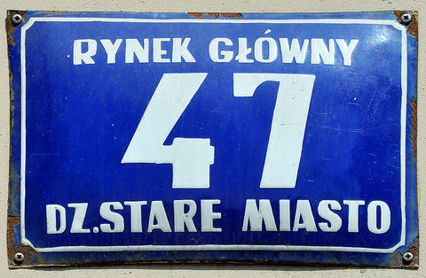 Fot. 39b. Na planach Krakowa z lat 1957 oraz 1979 tabliczki orientacyjne odzwierciedlające zmienny podział administracyjny miasta w zasadniczej części drugiej połowy XX w. I tak:
• na pierwszym z prezentowanych planów tabliczki obowiązujące w latach 1954–1972, gdy Kraków podzielony był na 6 dzielnic administracyjnych, uwidocznionych na tych tabliczkach (dzielnice nie miały wówczas swojej numeracji);
