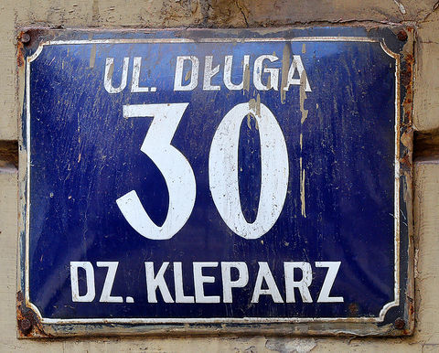 Fot. 39c. Na planach Krakowa z lat 1957 oraz 1979 tabliczki orientacyjne odzwierciedlające zmienny podział administracyjny miasta w zasadniczej części drugiej połowy XX w. I tak:
• na pierwszym z prezentowanych planów tabliczki obowiązujące w latach 1954–1972, gdy Kraków podzielony był na 6 dzielnic administracyjnych, uwidocznionych na tych tabliczkach (dzielnice nie miały wówczas swojej numeracji);