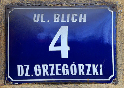 Fot. 39e. Na planach Krakowa z lat 1957 oraz 1979 tabliczki orientacyjne odzwierciedlające zmienny podział administracyjny miasta w zasadniczej części drugiej połowy XX w. I tak:
• na pierwszym z prezentowanych planów tabliczki obowiązujące w latach 1954–1972, gdy Kraków podzielony był na 6 dzielnic administracyjnych, uwidocznionych na tych tabliczkach (dzielnice nie miały wówczas swojej numeracji);
