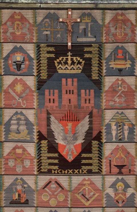 (578) Rok 1928 – darowany Radzie Miejskiej przez krakowskich rzemieślników kilim do Sali
Obrad, z herbem Krakowa oraz godłami cechowymi; zdobi salę do dziś (z zasobów UMK)